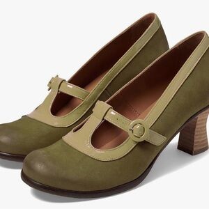 NWOT Vintage Low Kitten Heel Mary Jane Pumps in Olive Green